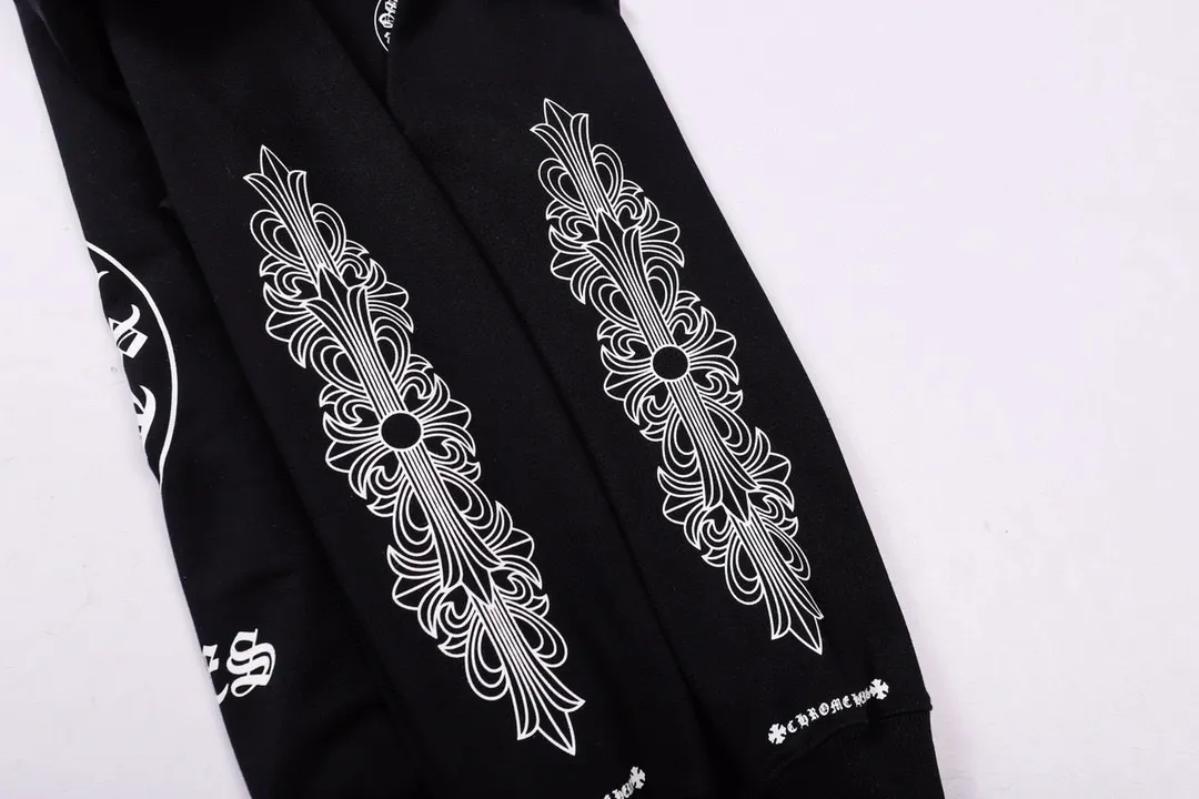 M18—P210 -Chrome Hearts/Chrome Hearts printed sweatshirt cardigan jacket -420 grams of high-density, high-quality wool, soft, delicate and skin-friendly, soft and silky to the touch, warm and skin-friendly -The hardware zipper accessories are all customized and full of details -Colour: black white -Size: S M L XL